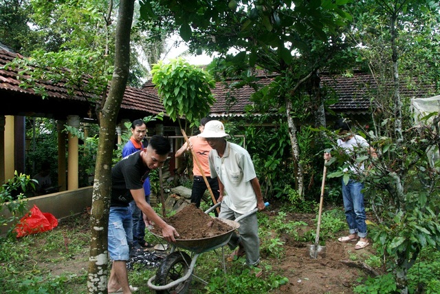 Đào 3 hố khảo cổ đầu tiên tìm dấu tích lăng mộ Quang Trung và cung điện Đan Dương - 4 Đất được đưa đi đổ ở gần vị trí đào hố khảo cổ