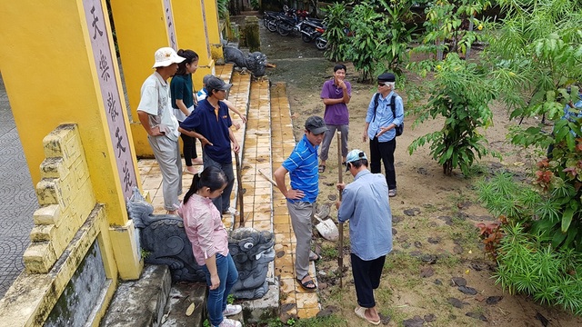 Đào 3 hố khảo cổ đầu tiên tìm dấu tích lăng mộ Quang Trung và cung điện Đan Dương - 5 Tiến hành đào hố thứ 2 trước sân chùa Vạn Phước