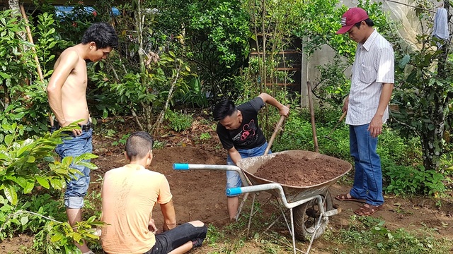 Đào 3 hố khảo cổ đầu tiên tìm dấu tích lăng mộ Quang Trung và cung điện Đan Dương - 1 Tiến hành đào hố khảo cổ đầu tiên ở sân sau chùa Vạn Phước