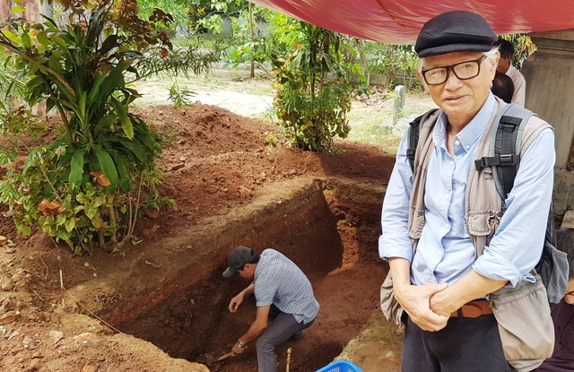 Lăng mộ Hoàng đế Quang Trung và bí mật lịch sử chưa lời giải (kỳ 1) - 1 Nhà nghiên cứu Nguyễn Đắc Xuân bên hố khảo cổ của Viện Khảo cổ học đang tiến hành tìm dấu tích triều Tây Sơn và lăng mộ vua Quang Trung tại gò Dương Xuân, phường Trường An, TP Huế ngày 9/10/2016.