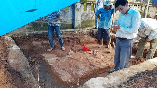 Khảo cổ tìm dấu tích Tây Sơn/Quang Trung: Phát hiện dấu tích một nền đá - 2 Ghi chép lại số liệu của nền đá