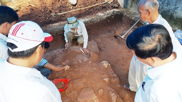 Khảo cổ tìm dấu tích Tây Sơn/Quang Trung: Phát hiện dấu tích một nền đá - 6 Đoàn chăm chú xem hiện trường hố khảo cổ thứ 5