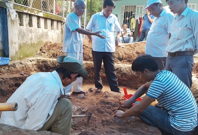 Khảo cổ tìm dấu tích Tây Sơn/Quang Trung: Phát hiện dấu tích một nền đá - 5 Ông Phan Tiến Dũng, Giám đốc Sở Văn hóa & Thể thao tỉnh Thừa Thiên Huế (đứng, thứ 2 từ trái qua) cùng PGS.TS. Bùi Văn Liêm, Phó Viện trưởng Viện Khảo cổ học (đứng, thứ 2 từ phải qua) xem xét dấu tích nền đá cổ