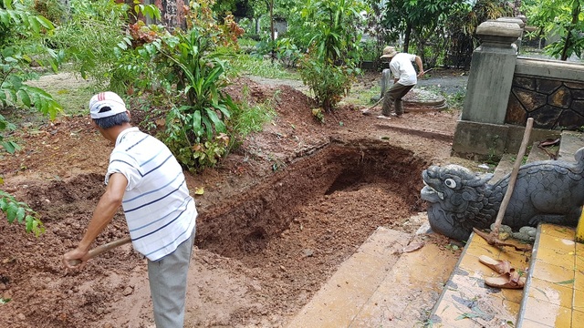 Dấu vết một nền kiến trúc rộng lớn xuất hiện sau đợt khảo cổ dấu tích tại Huế - 6 Tiến hành lấp các hố khảo cổ thám sát sau đợt khảo cổ 15 ngày