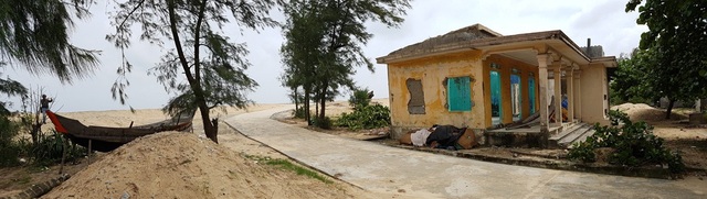 Lo sợ bão chưa vào, biển đã sạt lở nghiêm trọng - 6 Một ngôi nhà không còn người ở do biển Phú Thuận sạt lở quá dữ những năm trước, người dân đã bỏ nhà di dời vào vùng an toàn hơn