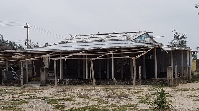 Lo sợ bão chưa vào, biển đã sạt lở nghiêm trọng - 7 Những căn nhà ven biển Phú Thuận đã được neo chống và chằng cát trên mái cẩn thận để đối phó với bão số 7