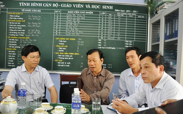 Kỷ luật mức cảnh cáo thầy chủ nhiệm đánh 6 học sinh bầm đùi, mông - 3 TS. Phạm Văn Hùng, Giám đốc Sở GD-ĐT tỉnh Thừa Thiên Huế (ngoài cùng bên trái) cùng đoàn làm việc của Sở về kiểm tra vụ việc ở trường Bến Ván.