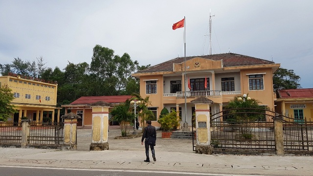 Tạm đình chỉ công tác với trưởng công an xã “vung gậy trúng mặt” dân - 1 Trụ sở UBND xã Vinh Thanh. Ông Nguyễn Hồng Anh, Trưởng Công an xã này bị tạm đình chỉ công tác 1 tháng để phục vụ công tác điều tra