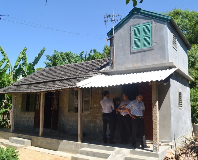 Hơn 1.000 hộ nghèo xin rút khỏi chương trình xây nhà chống bão - 2 1 nhà phòng chống bão lụt nhỏ được làm thêm sát nhà cũ
