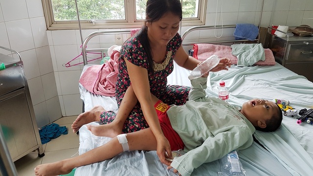 10 năm chăm con bại não, mù mắt, máu khó đông, người mẹ nghèo lâm cảnh tuyệt vọng - 1 Chị Thương chăm sóc em Đông tại Bệnh viện Trung ương Huế
