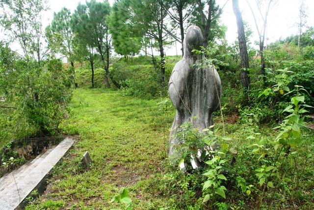 Tác phẩm “Cất cánh” của tác giả Ravinder Bhardwaj (Ấn Độ) bằng đá trắng cao 2,1m ẩn trong cỏ ở khu du lịch Hồ Thủy Tiên.