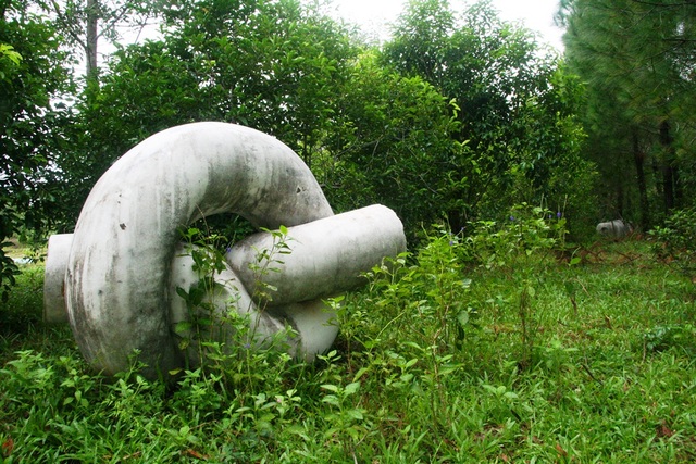 Tác phẩm “Khởi đầu” của Võ Văn Xuân (Việt Nam) bằng đá trắng kích cỡ 1,3mx0,8mx1,8m nằm chìm trong cỏ dại