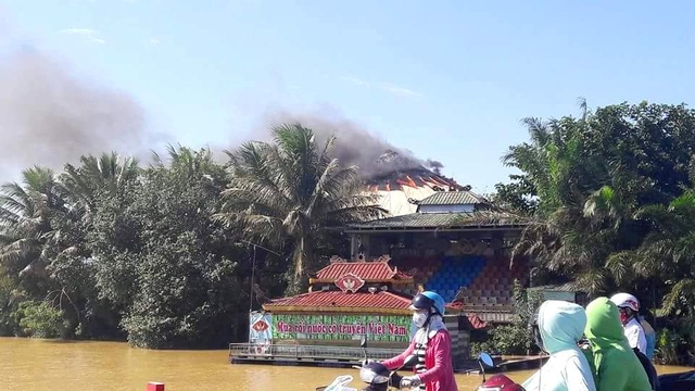 Quán cà phê bốc cháy dữ dội, khói đen một vùng sông Hương - 6
Quán cà phê Nón bốc cháy vào gần 14h chiều nay.
