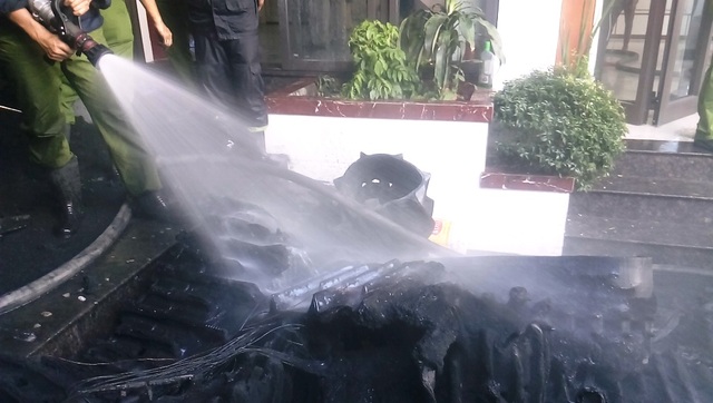 Quán cà phê bốc cháy dữ dội, khói đen một vùng sông Hương - 5
Đám cháy tại kho hàng chứa nhiều lốp cao su được dập tắt. Hàng hóa bị thiêu rụi.