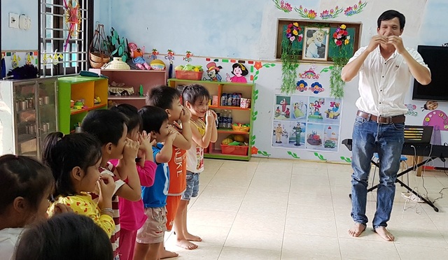 Thầy giáo 8X nuôi dạy trẻ mầm non - 1 Thầy Bảy dạy từ ngữ cho các trẻ