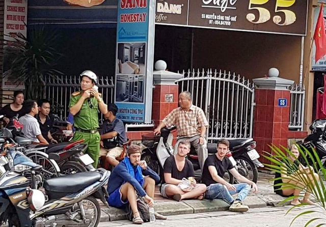 Cháy tại khách sạn, du khách nước ngoài hoảng hồn tháo chạy - 2
Nhiều vị khách nước ngoài trên gương mặt vẫn chưa hết lo sợ (ảnh: B.T)