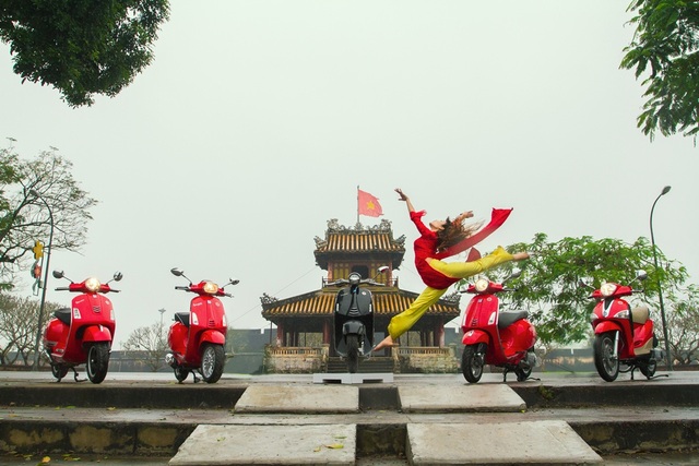 Hệ thống đại lý Thảo Ái - Điểm đến cho khách mua xe máy ở miền Trung - 1
“Tại Huế và Quảng Trị, công ty chuyên cung cấp dòng xe cao cấp nhất, mới nhất và là nơi tiên phong trong hỗ trợ lưu động khách hàng. Dù xe khách hư hỏng đến đâu, dù ngày hay đêm chúng tôi luôn có đội ngũ nhân viên hỗ trợ lưu động nhằm thỏa mãn khách hàng. Phương châm trên đã thành một thói quen ăn sâu trong bộ máy làm việc tại công ty. Từ nhân viên cho đến chủ doanh nghiệp đều làm việc với sự cầu tiến trong chính bản thân mỗi người, được phục vụ cho khách đó là niềm vui và động lực cho anh chị em chúng tôi” - Anh Thái Vĩnh Khuynh, Giám đốc Công ty TNHH TM Thảo Ái - Chi nhánh Huế, chia sẻ.