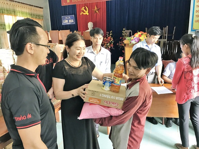 Hệ thống đại lý Thảo Ái - Điểm đến cho khách mua xe máy ở miền Trung - 8
Trong đợt thiên tai lụt bão nặng nề ở miền Trung cuối năm 2016, công ty cùng với bạn bè trong và ngoài nước đã trực tiếp đi và trao tặng 2.000 suất quà trị giá 300 ngàn đồng/ suất cho người dân ở tỉnh Quảng Bình, Quảng Trị nhằm giúp đỡ, xoa dịu mất mát của đồng bào khúc ruột cả nước…