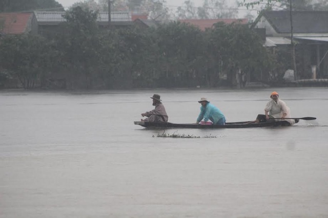 Hơn 1.300 ngôi nhà ngập nước, người dân "bơi" trong lũ - 5
Đường vào nhà dẫn ngập nặng, phải dùng thuyền để di chuyển