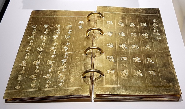 64 Bảo vật hoàng cung triều Nguyễn lần đầu về lại cố hương - 11 Kim sách Đế hệ thi bằng vàng với 13 tờ vàng, dài 23,2cm, rộng 13,7cm được đúc năm 1823 đời vua Minh Mạng. Sách chép 20 chữ bộ Nhật và bài ngự chế Đế hệ thi do hoàng đế Minh Mạng ban hành năm 1823. Với bài ngự chế này, vua mong muốn thế hệ sau truyền nối ngôi vua tới 20 đời, được 500 năm, nhưng cuối cùng chỉ dừng lại ở chữ Vĩnh tức đời thứ 5, do 11 vua nối tiếp thuộc cả chi khác hoặc thế hệ trước.