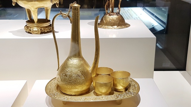 64 Bảo vật hoàng cung triều Nguyễn lần đầu về lại cố hương - 16 Bộ ấm chén và khay rượu bằng vàng dùng trong hoàng cung