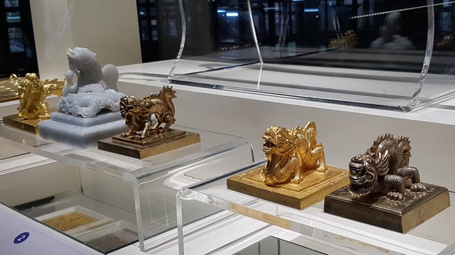 64 Bảo vật hoàng cung triều Nguyễn lần đầu về lại cố hương - 3 Các ấn vàng dành cho Hoàng Thái hậu mẹ vua Tự Đức; ấn vàng mạ bạc dành Hoàng hậu Nam Phương vợ vua Bảo Đại; ấn vàng mạ bạc dành cho Hoàng thái tử Bảo Long con vua Bảo Đại; ấn ngọc đời vua Thiệu Trị dùng cho những bản sắc mệnh ban cho các nước chư hầu, những việc ban bố cho thiên hạ.