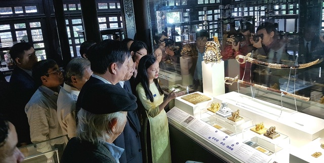 64 Bảo vật hoàng cung triều Nguyễn lần đầu về lại cố hương - 1 Giới thiệu tại bộ sưu tập quyền lực vương triều nhà Nguyễn với các ấn, kiếm, mũ miện, thẻ bài, kim sách