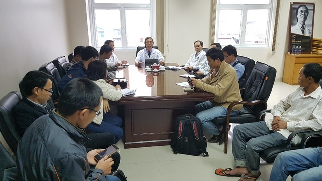 Một bệnh nhi tử vong sau 2 cuộc mổ trong vòng 10 ngày - 2
PGS.TS.BS. Nguyễn Duy Thăng (ngồi giữa) chủ trì cuộc họp báo và gửi lời chia buồn sâu sắc đến gia đình anh Cao