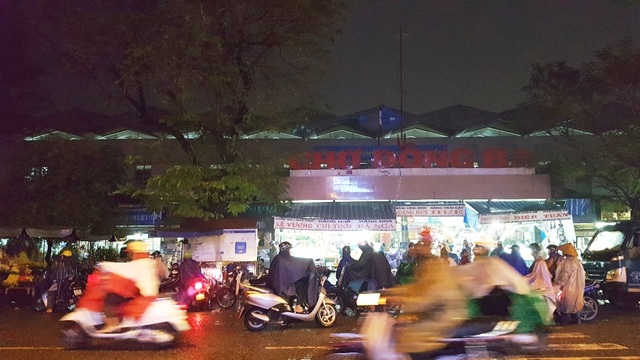 Vụ cướp ngân hàng ở Huế: Tìm thấy tang vật gây án vứt tại chợ - 4
Đối tượng cướp ngân hàng được cho là đã vứt xe và mũ tại chợ Đông Ba rồi tiếp tục lên đường tẩu thoát