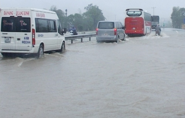 Mưa lớn làm ngập một đoạn Quốc lộ 1A và hơn 600 hộ dân - 1 Đoạn đường Quốc lộ 1A qua xã Lộc Trì, huyện Phú Lộc ngập sâu