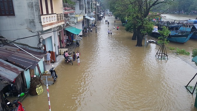 Nước sông Hương tràn bờ, đường phố TP.Huế ngập lụt - 1 Đường Bạch Đằng ngập lụt do nước từ sông đào Đông Ba dẫn từ sông Hương tràn vào