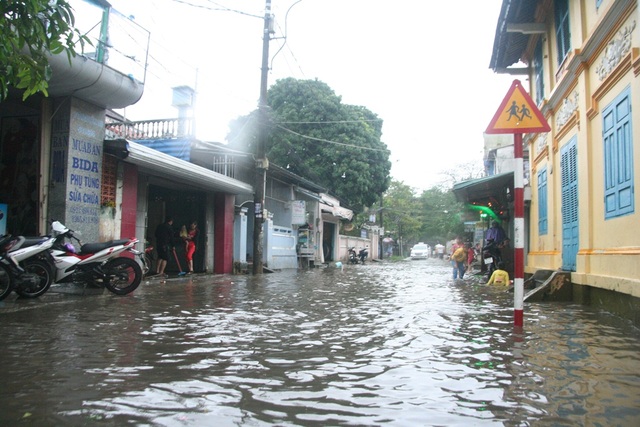 Nước sông Hương tràn bờ, đường phố TP.Huế ngập lụt - 14 Nước sông Hương tràn bờ, đường phố TP.Huế ngập lụt - 14
