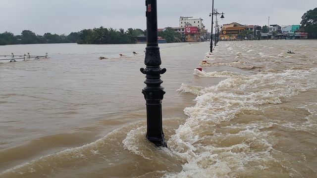 Nước sông Hương tràn bờ, đường phố TP.Huế ngập lụt - 9
Người dân không thể lưu thông qua Đập Đá bởi nước lớn