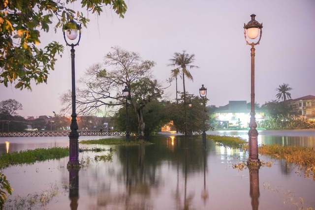 Nước sông Hương tràn bờ, đường phố TP.Huế ngập lụt - 19
Nước hồ Tịnh Tâm ngập tràn băng đường