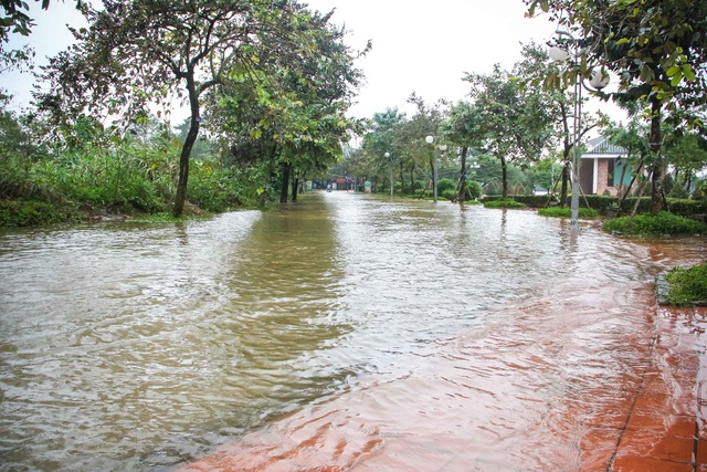 Nước sông Hương tràn bờ, đường phố TP.Huế ngập lụt - 18 Đường Trịnh Công Sơn