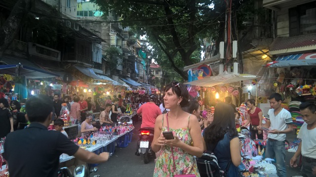 "Tây ba lô" xuống phố "săn" đồ chơi Trung Thu cùng người Việt - 8 Trong sự xô bồ, vội vã của phố mua sắm hàng Mã, có những vị khách đến đây để ghi nhận không gian và đời sống.