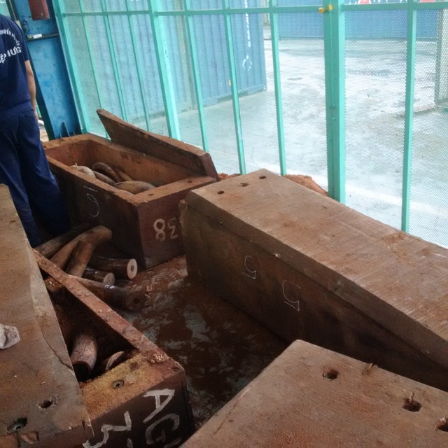 Phát hiện vụ nhập gỗ "đục rỗng ruột" giấu lượng cực lớn ngà voi - 2 Số lượng nghi ngà vói được chứa trong các khối gỗ được rỗng ruột, cực lớn, lên đến 2 container