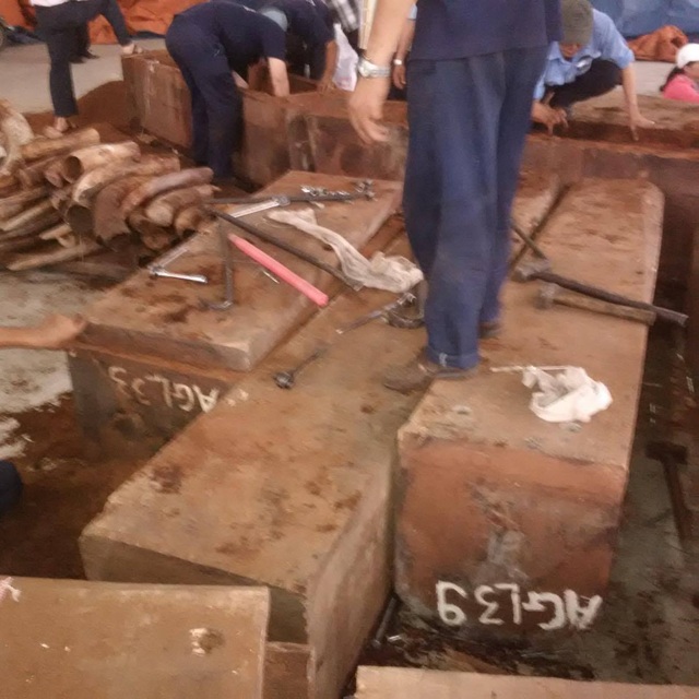 Phát hiện vụ nhập gỗ "đục rỗng ruột" giấu lượng cực lớn ngà voi - 1 Số gỗ được khui ra vì phát hiện các vật thể nghi ngà voi