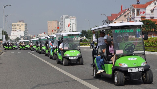 Buộc ngừng kinh doanh ô tô điện nếu không kiểm định kỹ thuật - 1 Doanh nghiệp bắt buộc phải dừng kinh doanh vận chuyển xe ô tô điện nếu không thực hiện đăng ký và kiểm định an toàn kỹ thuật trước 30/6/2017 (ảnh minh họa xe ô tô điện vận chuyển khách du lịch tại Đà Nẵng)