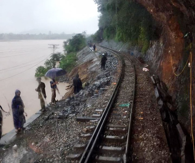 Hơn 20 chuyến tàu mắc kẹt, hàng ngàn ngôi nhà ngập sâu trong nước - 2 Mưa lớn gây ngập lụt và sạt lở hệ thống đường chạy tàu
