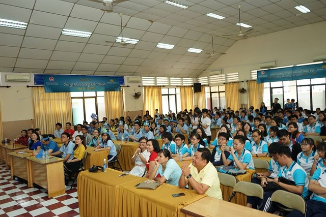 Ngày 30/10, chung kết cuộc thi “Cùng Non Sông Cất Cánh” lần thứ 6 - 2 Cổ động viên của cuộc thi Cùng non sông cất cánh