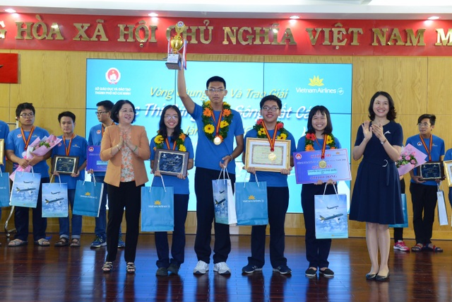 Trường THPT Bùi Thị Xuân đoạt giải Xuất sắc chung kết Cùng non sông cất cánh - 1 Chung kết cuộc thi Cùng non sông cất cánh lần thứ 6 - 2016 diễn ra ngày 30/10 đã tìm ra đội xuất sắc nhất
