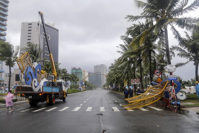 Nữ Cảnh sát giao thông “gồng mình” trong mưa bão, trước giờ khai mạc APEC - 2 Trên một số tuyến phố do gió lớn đã làm đổ cổng chào, cây cối ảnh hưởng tới việc đi lại của người dân. Khi qua một số cầu trên sông Hàn và các tuyến đường ven biển như Võ Nguyên Giáp, Hoàng Sa, Trường Sa gió thổi mạnh khiến người điều khiển mô tô nhiều lúc tưởng chừng không đi nổi... Cơ quan chức năng TP.Đà Nẵng khuyến cáo người dân không ra đường nếu không thực sự cần thiết