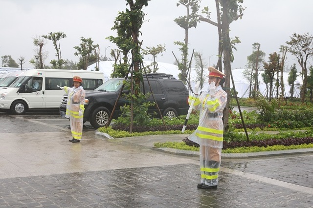 Nữ Cảnh sát giao thông “gồng mình” trong mưa bão, trước giờ khai mạc APEC - 5 Nữ Cảnh sát giao thông “gồng mình” trong mưa bão, trước giờ khai mạc APEC - 5