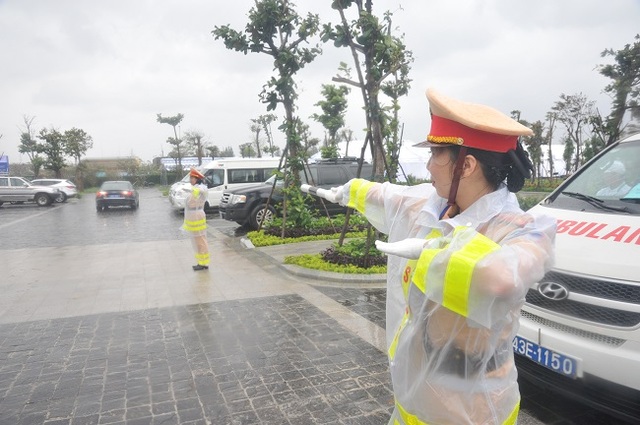 Nữ Cảnh sát giao thông “gồng mình” trong mưa bão, trước giờ khai mạc APEC - 6 Nữ Cảnh sát giao thông “gồng mình” trong mưa bão, trước giờ khai mạc APEC - 6