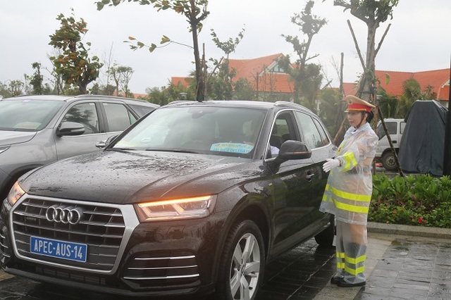 Nữ Cảnh sát giao thông “gồng mình” trong mưa bão, trước giờ khai mạc APEC - 7 Nữ Cảnh sát giao thông “gồng mình” trong mưa bão, trước giờ khai mạc APEC - 7