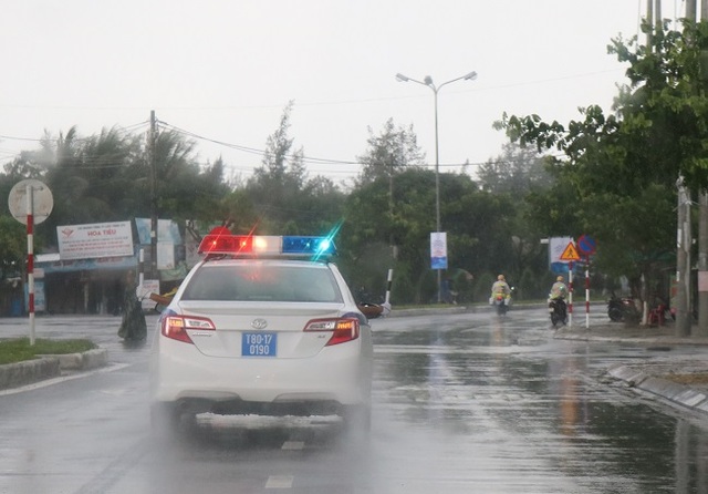 Nữ Cảnh sát giao thông “gồng mình” trong mưa bão, trước giờ khai mạc APEC - 9 Nữ Cảnh sát giao thông “gồng mình” trong mưa bão, trước giờ khai mạc APEC - 9