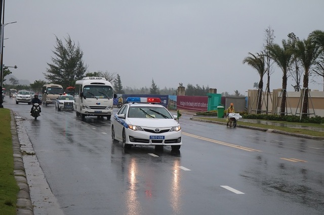 Nữ Cảnh sát giao thông “gồng mình” trong mưa bão, trước giờ khai mạc APEC - 10 Nữ Cảnh sát giao thông “gồng mình” trong mưa bão, trước giờ khai mạc APEC - 10