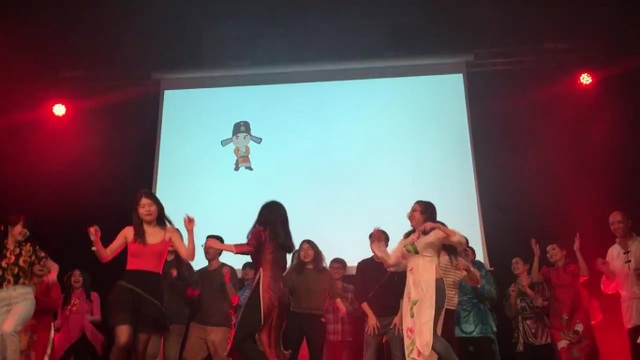 Du học sinh Việt Nam tại Nantes chào mừng năm mới Mậu Tuất - 8
Các bạn sinh viên vui vẻ biểu diễn trên sân khấu