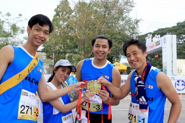 “Chạy vì an toàn giao thông” trên tinh thần hữu nghị Việt Nam - Nhật Bản - 2
Các vận động viên “khoe” huy chương hoàn thành tại Giải chạy KRUNGSRI Ayutthaya “KIZUNA” Ekiden 2018 diễn ra ngày 28/01/2018.